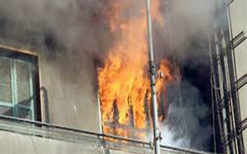 وفاة طفلين وإصابة والدتهما إثر حريق