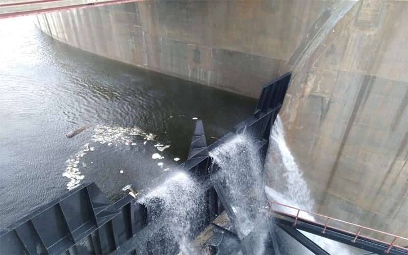 بدء فيضان سد الملك طلال