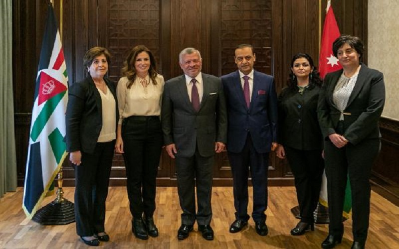 الملك يلتقي فريق حملة همتنا