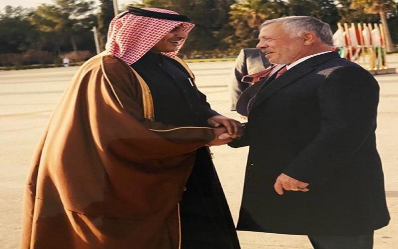 الملك يزور السفير القطري في المستشفى