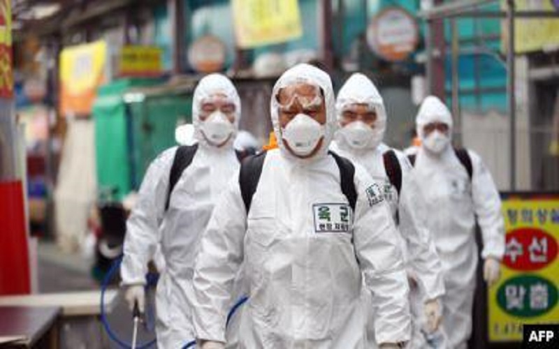 فريق لتعقيم منزل الأردني المصاب بكورونا