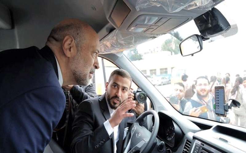 رئيس الوزراء يشيد بباصات هيونداي المخصصة