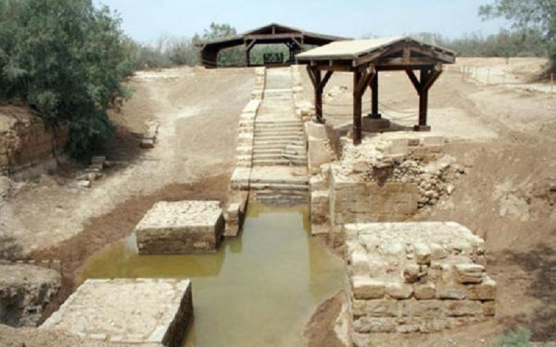 الملك والملكة يصطحبان الملك هارالد وزوجته