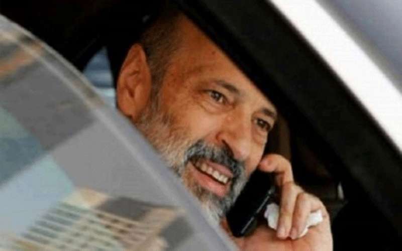 الرزاز يتصل بمصاب كورونا ويعده بظروف