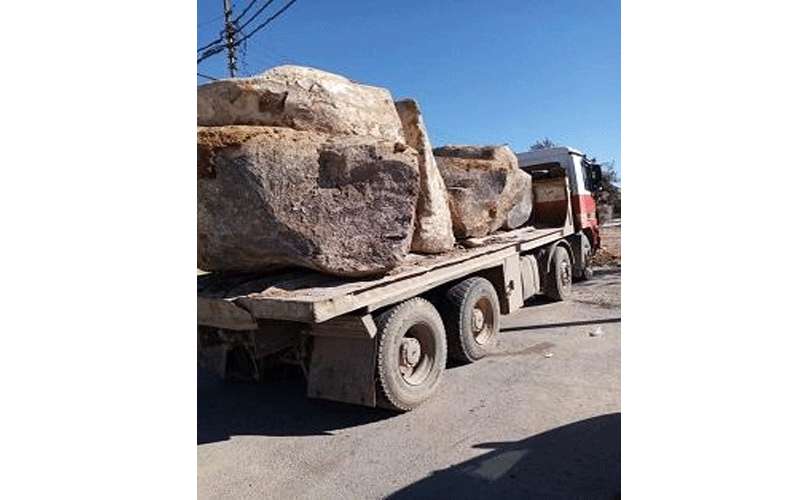 استخراج مخالف للبازلت في الزرقاء