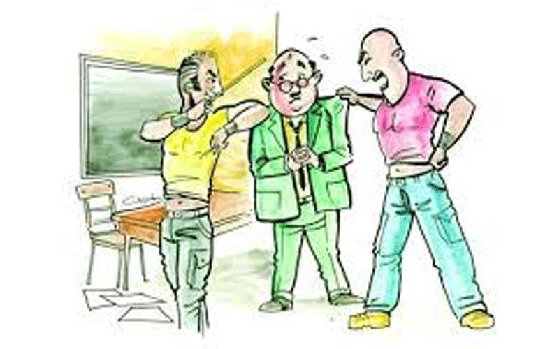 ذوو طالب يضربون معلما داخل مدرسته