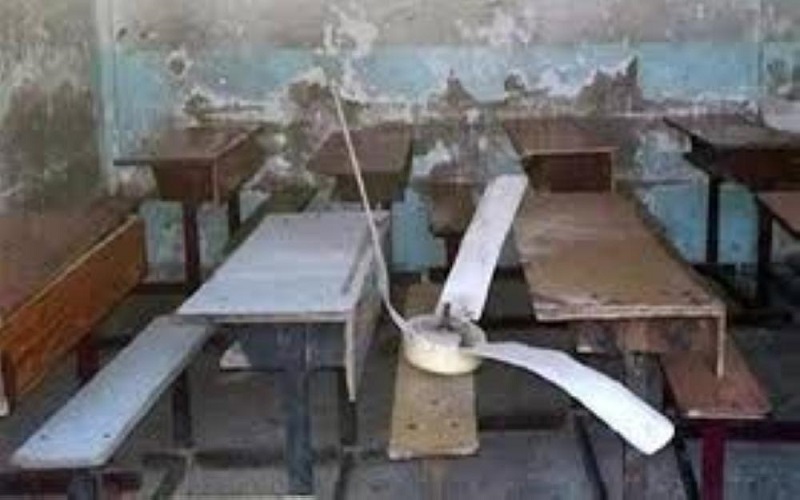 سقوط مروحة داخل غرفة صفية يتسبب