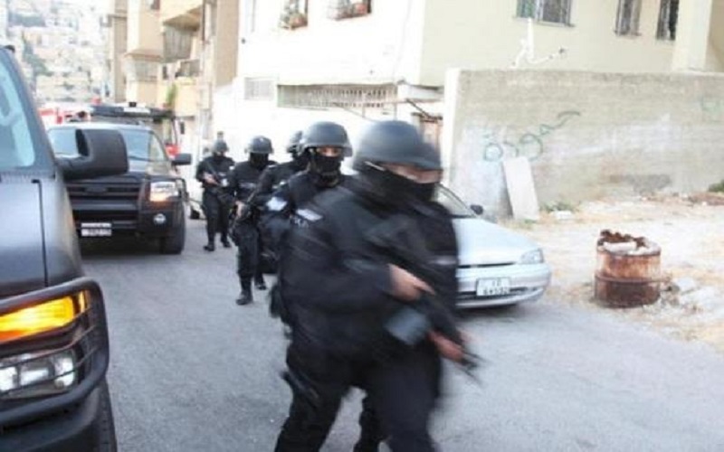إصابة رجل أمن أثناء مداهمة أمنية