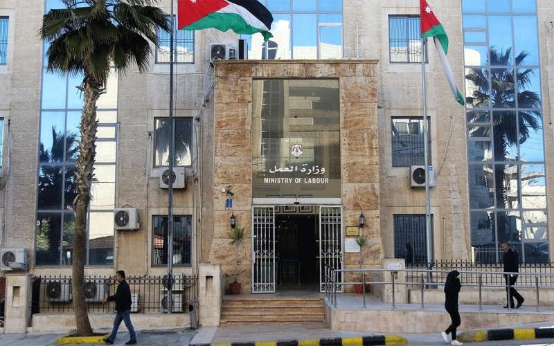 العمل تتعهد بحصول موظفي الأبيض للأسمدة