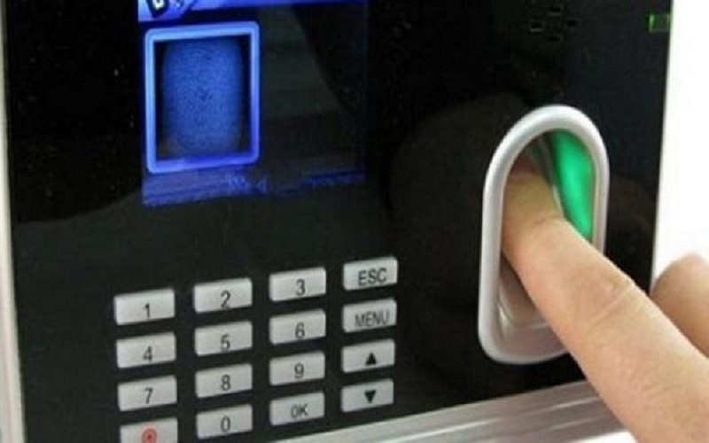 تعليق العمل بالبصمة في الوزارة والهيئات