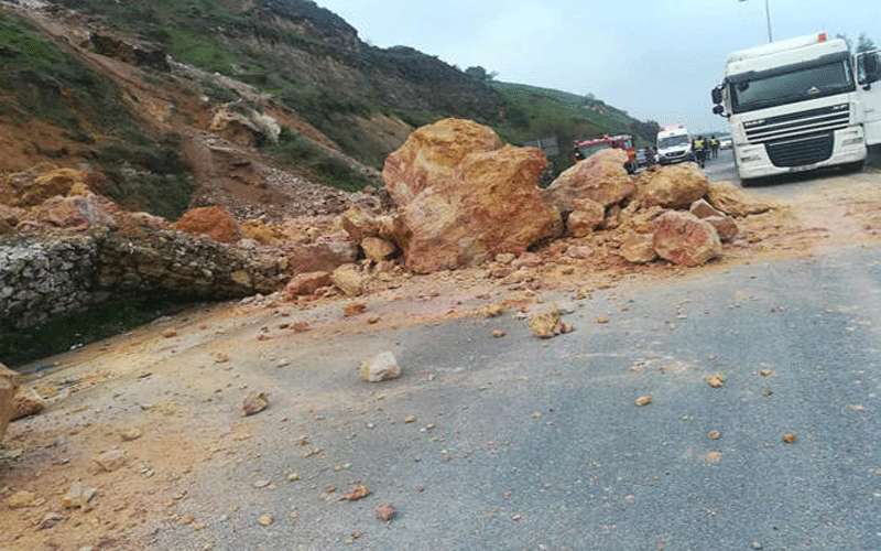 انهيار صخري على طريق عمان جرش