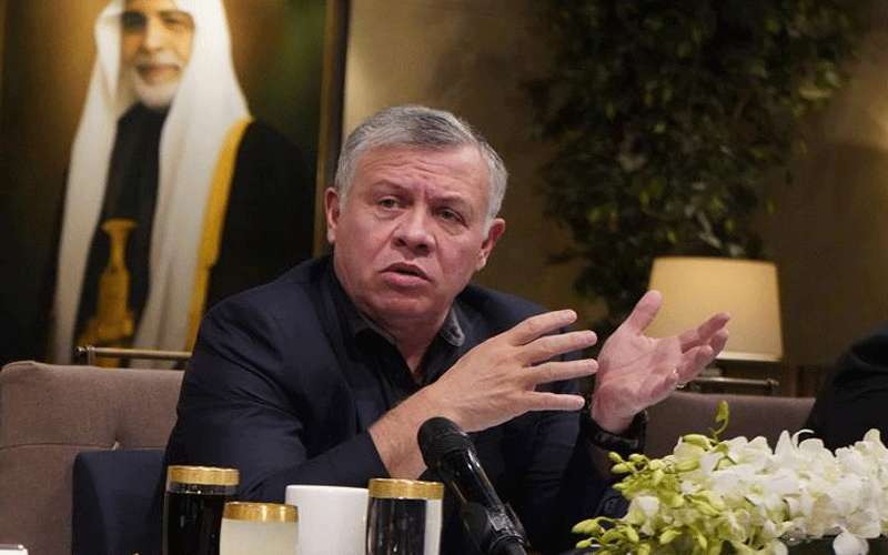 الملك في مركز إدارة الأزمات