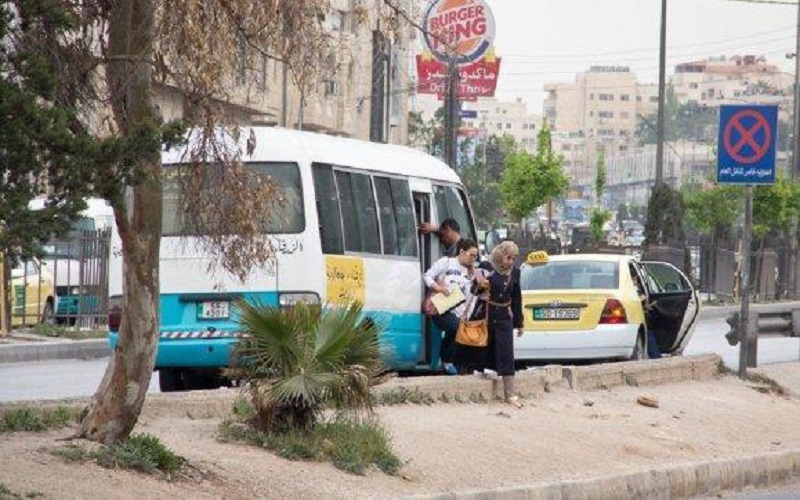 تعميم بتعقيم باصات النقل العام ومواقفها