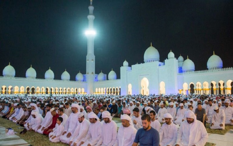 الإمارات تعلق الجمعة والصلاة في المساجد