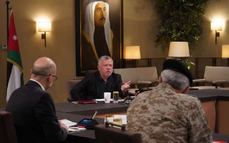 الملك للرزاز: قانون الدفاع بما لا