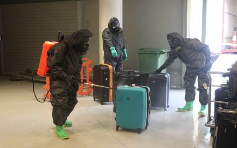 سلاح الهندسة الملكي يعقم أمتعة القادمين