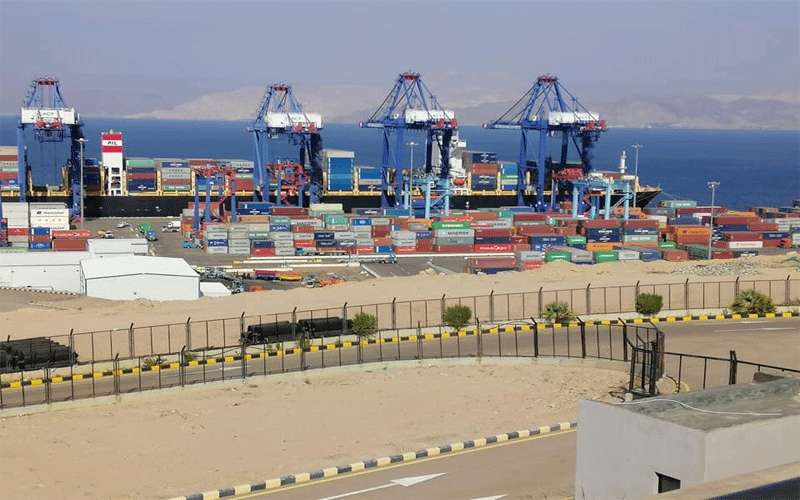 باخر محملة بـ 2500 حاوية من