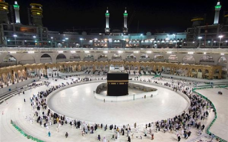 السعودية تعلق الصلاة في الحرمين بسبب
