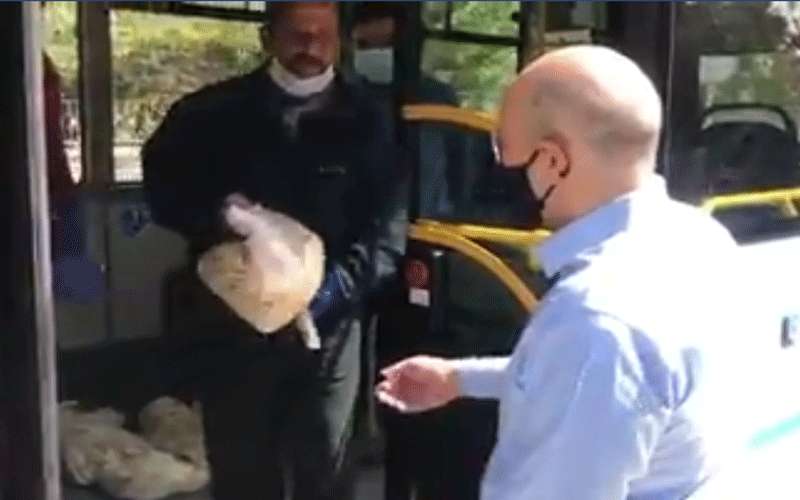 الرزاز يشتري ربطة خبز بغياب الاكتظاظ