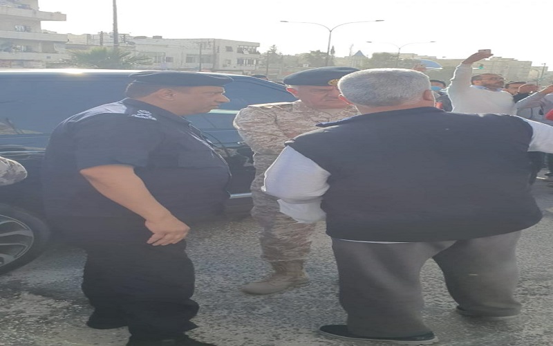 الحنيطي والحواتمة يتفقدان توزيع الماء والخبز