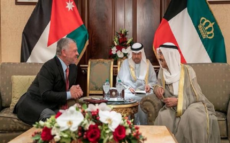 الملك يبحث مع أمير الكويت وأمير