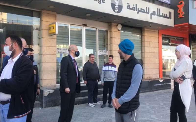 الرزاز يتفقد التزام المواطنين وتوفر السلع