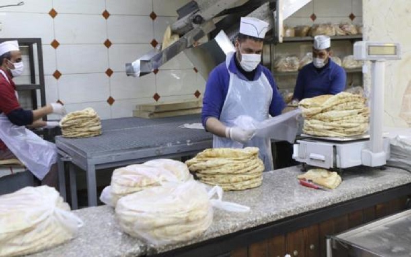 المواطنون يتزودون من مادة الخبز بسهولة