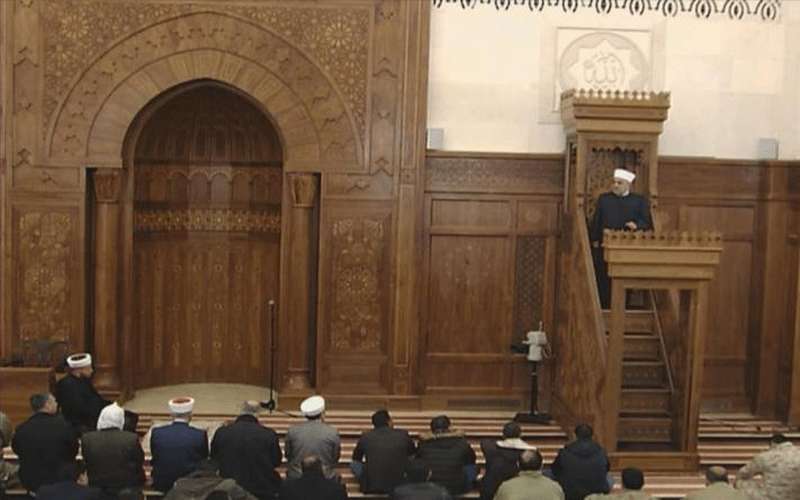 صلاة وخطبة الجمعة في مسجد واحد