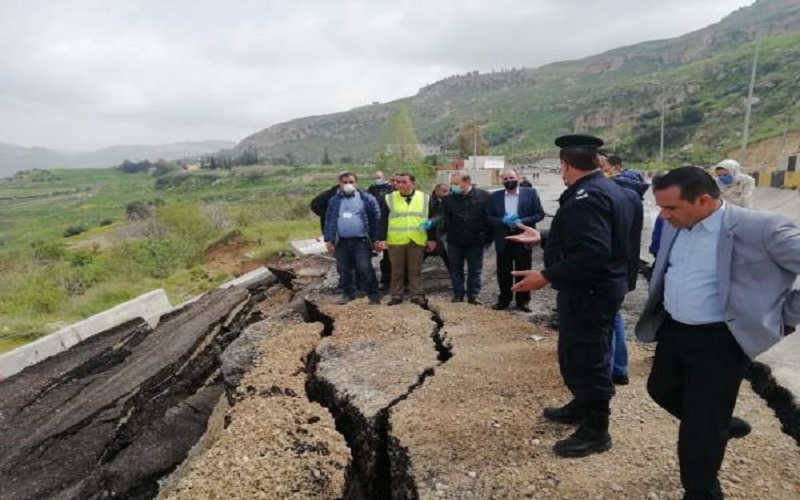 الاشغال: تفجر الينابيع سبب انهيار طريق