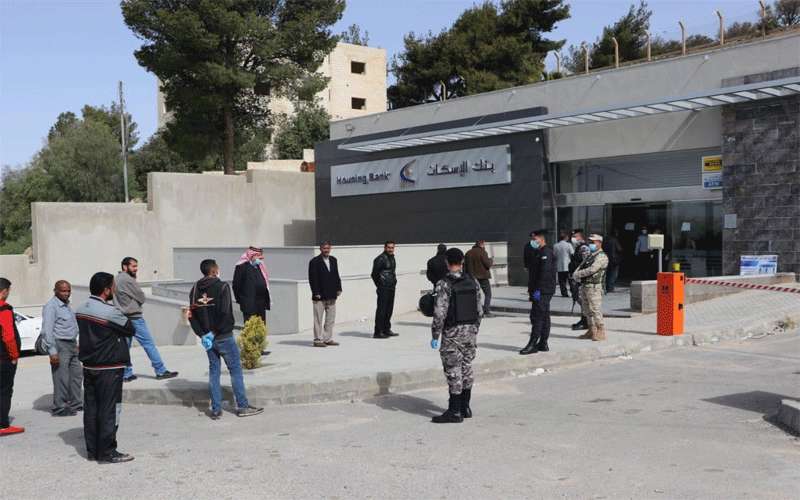 رجال الأمن ينظمون الاصطفاف في جميع