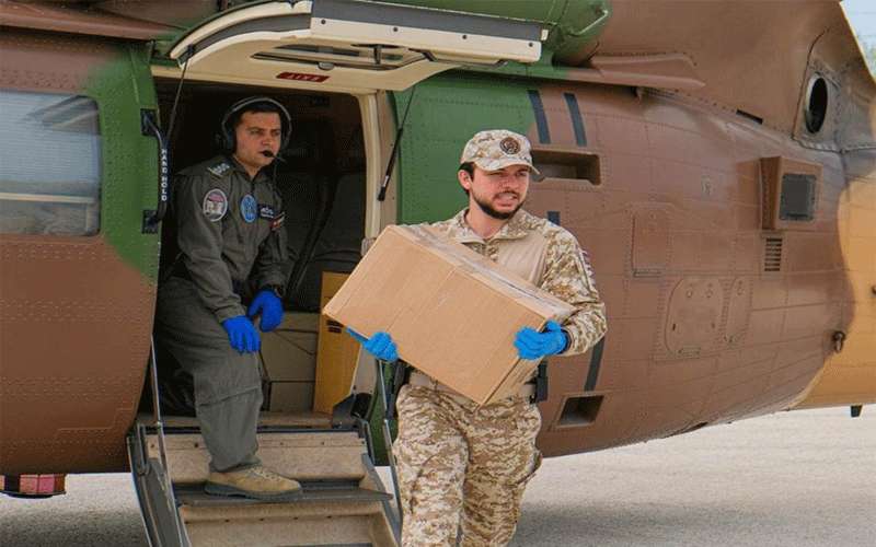 ولي العهد يشارك القوات المسلحة بتوزيع