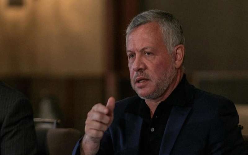 الملك: الكادر الطبي والتمريضي خط الدفاع