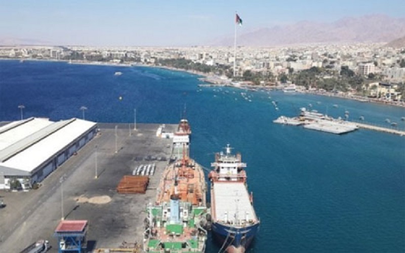 باخرتان محملتان بالأغذية والأدوية ترسوان في