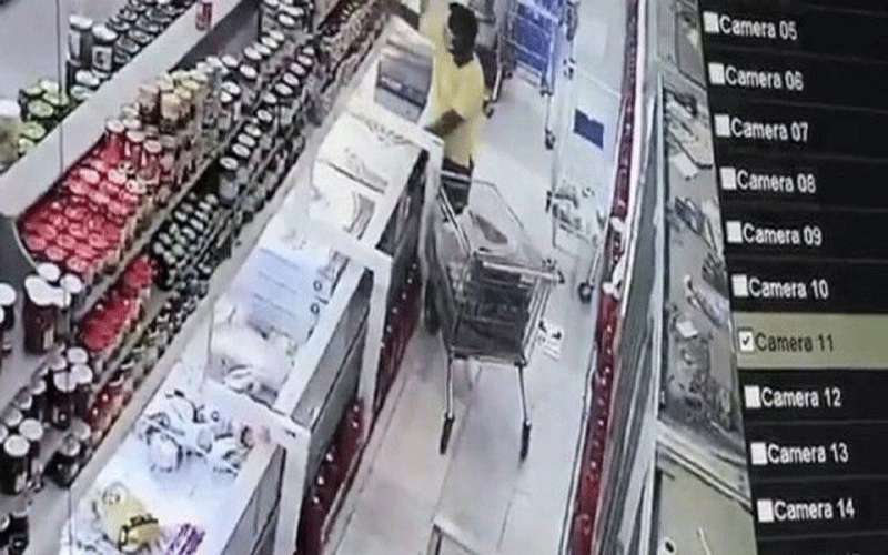 السعودية تحقق مع وافد تعمد العطاس