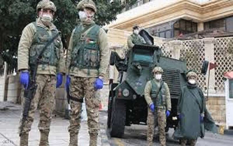 ضبط 25 عاملا يمارسون عملهم بمصنع