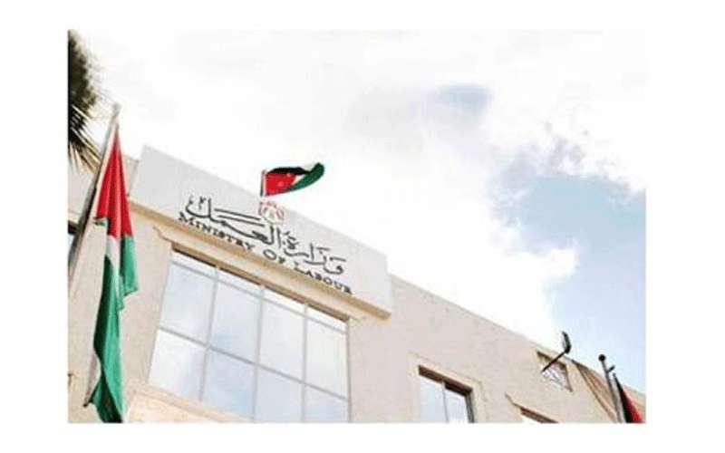 الحكومة تشكر من يصرف الرواتب كاملة