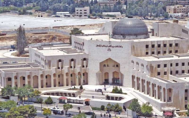 قضاة يتبرعون بجزء من رواتبهم ..