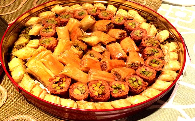 محال الحلويات تطلب العمل برمضان