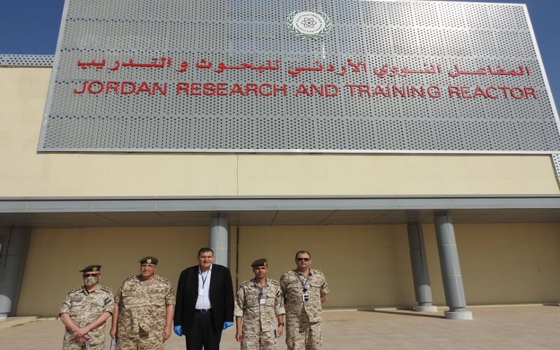 مدير الخدمات الطبية الملكية يزور المفاعل