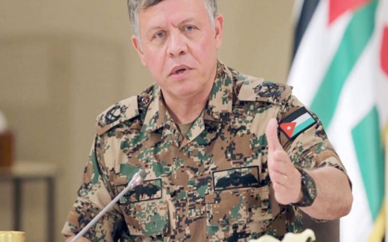 الملك لملازم غطى مسنة بمعطفه: وجودكم