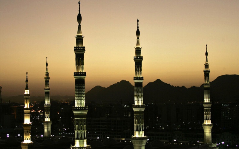 السعودية تصدر توضيحا لقرار تعليق الصلاة