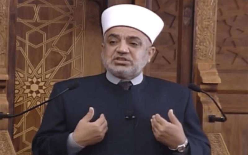 الخلايلة: المطالبة بفتح المساجد يعرض الحياة