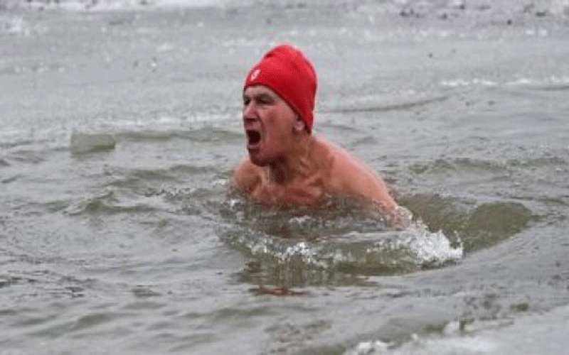 يسبح من بنجلاديش إلى الهند بحثا