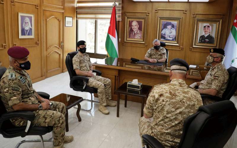 الملك برفقة ولي العهد يطمئنان على