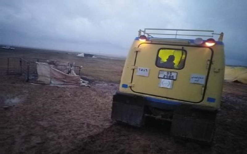 إنقاذ 8 أشخاص داهمتهم السيول في