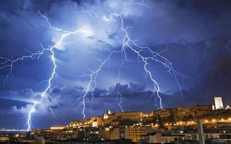السبت.. منخفض جوي وفرصة لأمطار رعدية