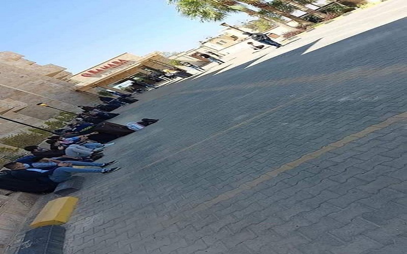 اعتصام العشرات من الطلبة العائدين ليلة