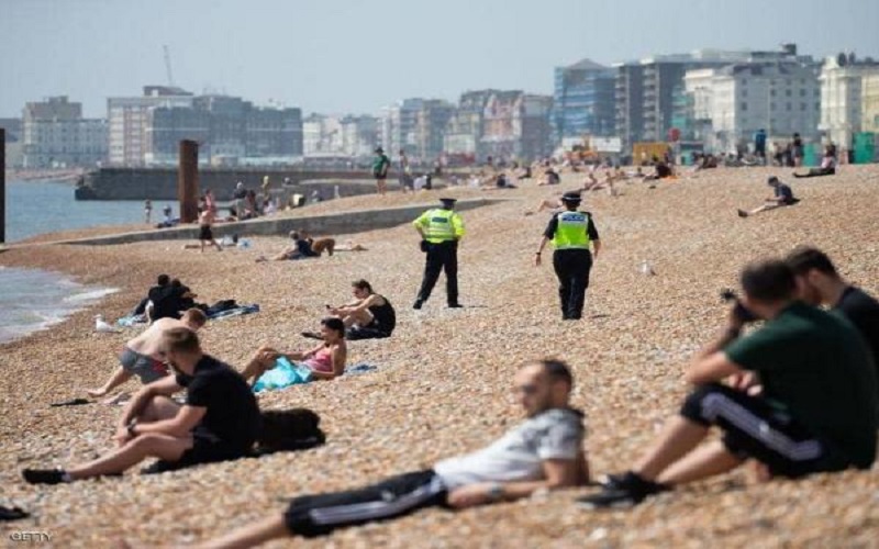 البريطانيون يتجاهلون قيود العزل والشرطة تستسلم