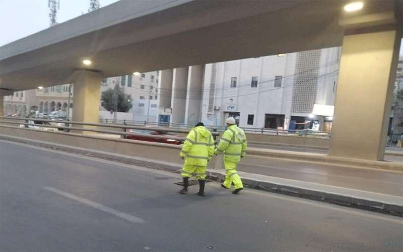 تحذير من متسولين يرتدون لباس عمال