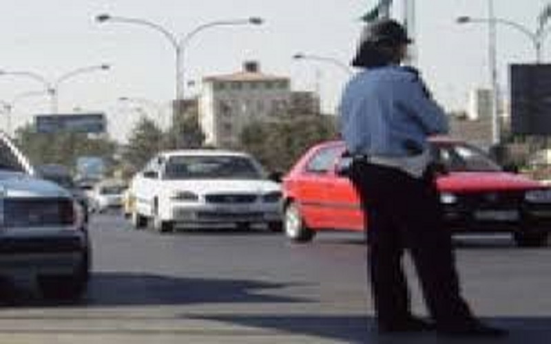 سائق مركبة يدهس رجل أمن ويلوذ
